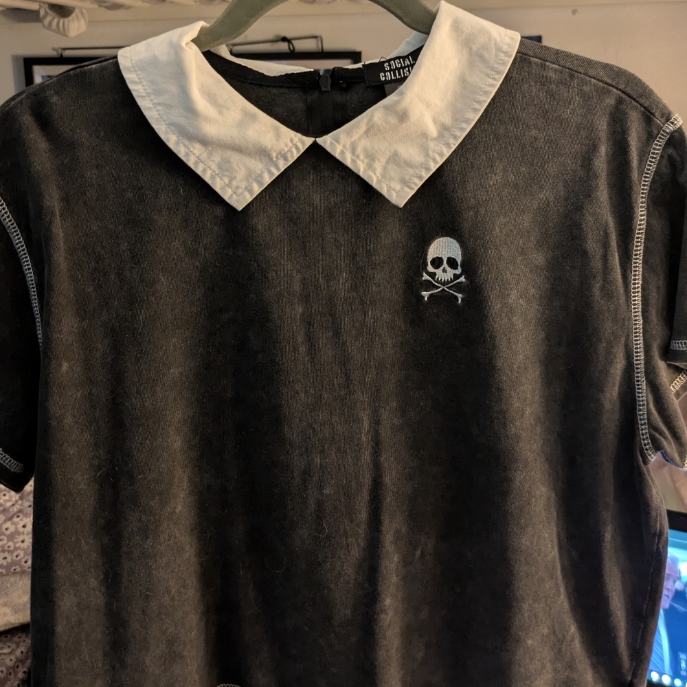 Social Collision Gray Shirt with White Collar and Skull Embroidery